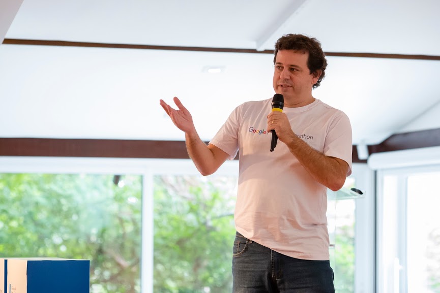 Instrutor João Dalla apresentando o conteúdo de Certificação na rede de Pesquisa do Google Ads no evento Google Ads Marathon
